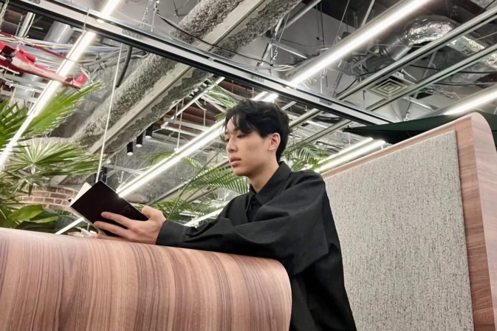 本を読む柳瀬の姿