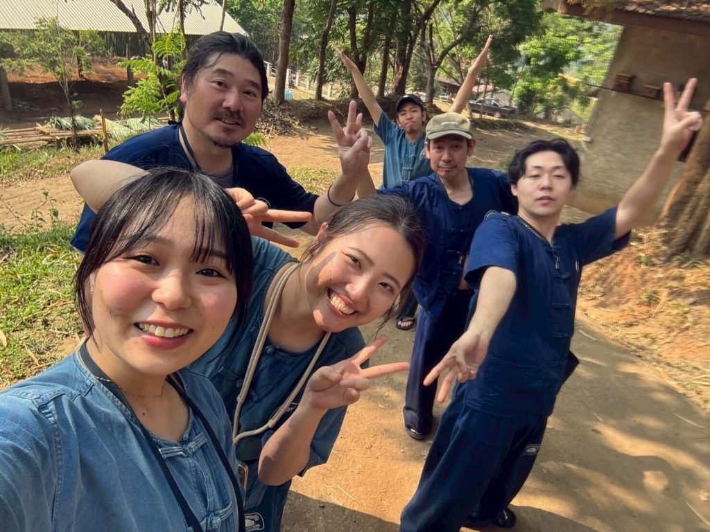 チームのみんなで同じ服を着ている様子