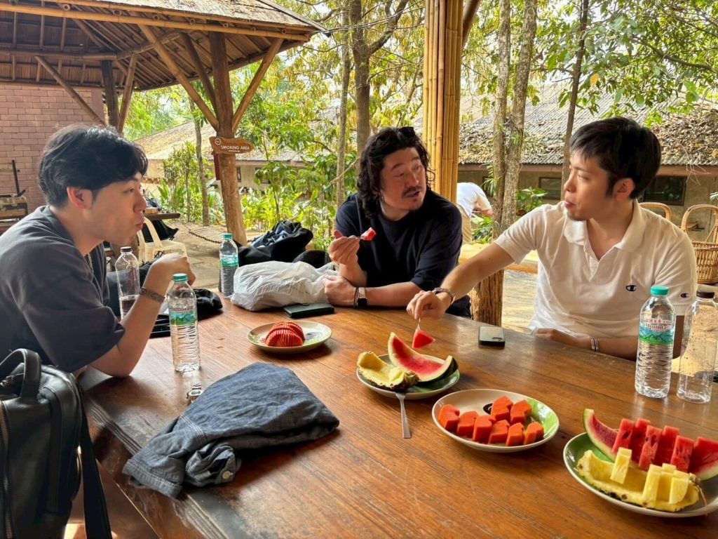 さっぱりした後にみんなでフルーツを食べる様子