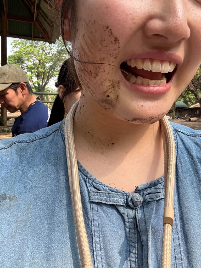 頬っぺたが泥まみれになった様子