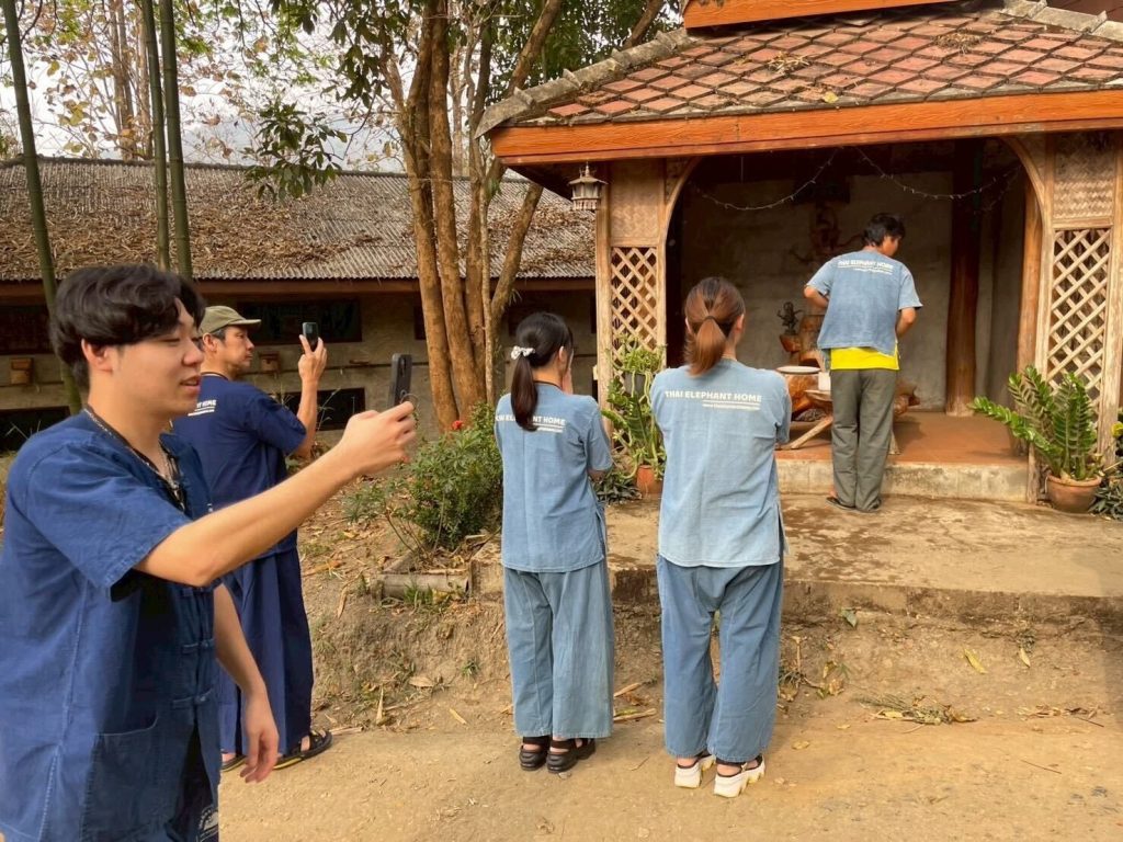 お祈りをしている様子と写真を撮っている様子