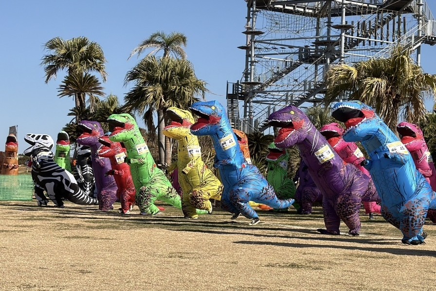 たくさんのティラノサウルスが走っている様子