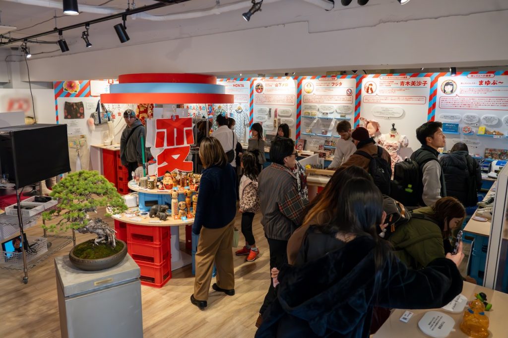 変なフリマに人が集まっている様子