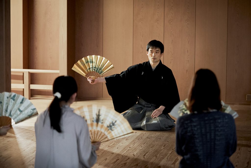 扇子を使っている様子