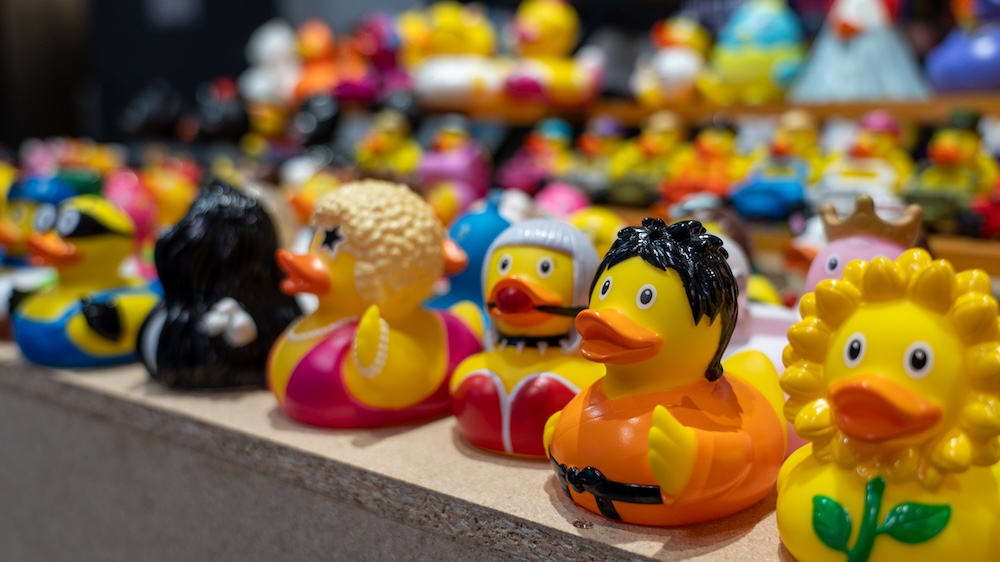 様々な格好をしているラバーダックたち