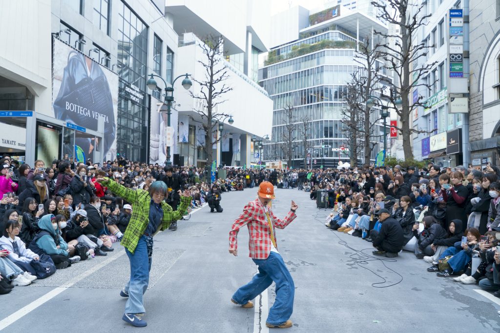 公園通りでパフォーマンスをしている様子