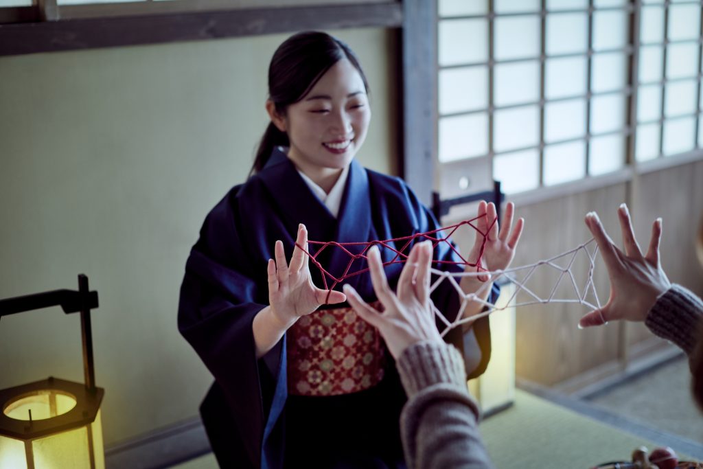 あやとりしている様子