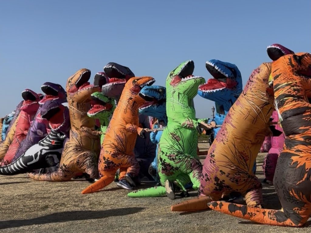 ティラノサウルたちが綱引きをしている様子