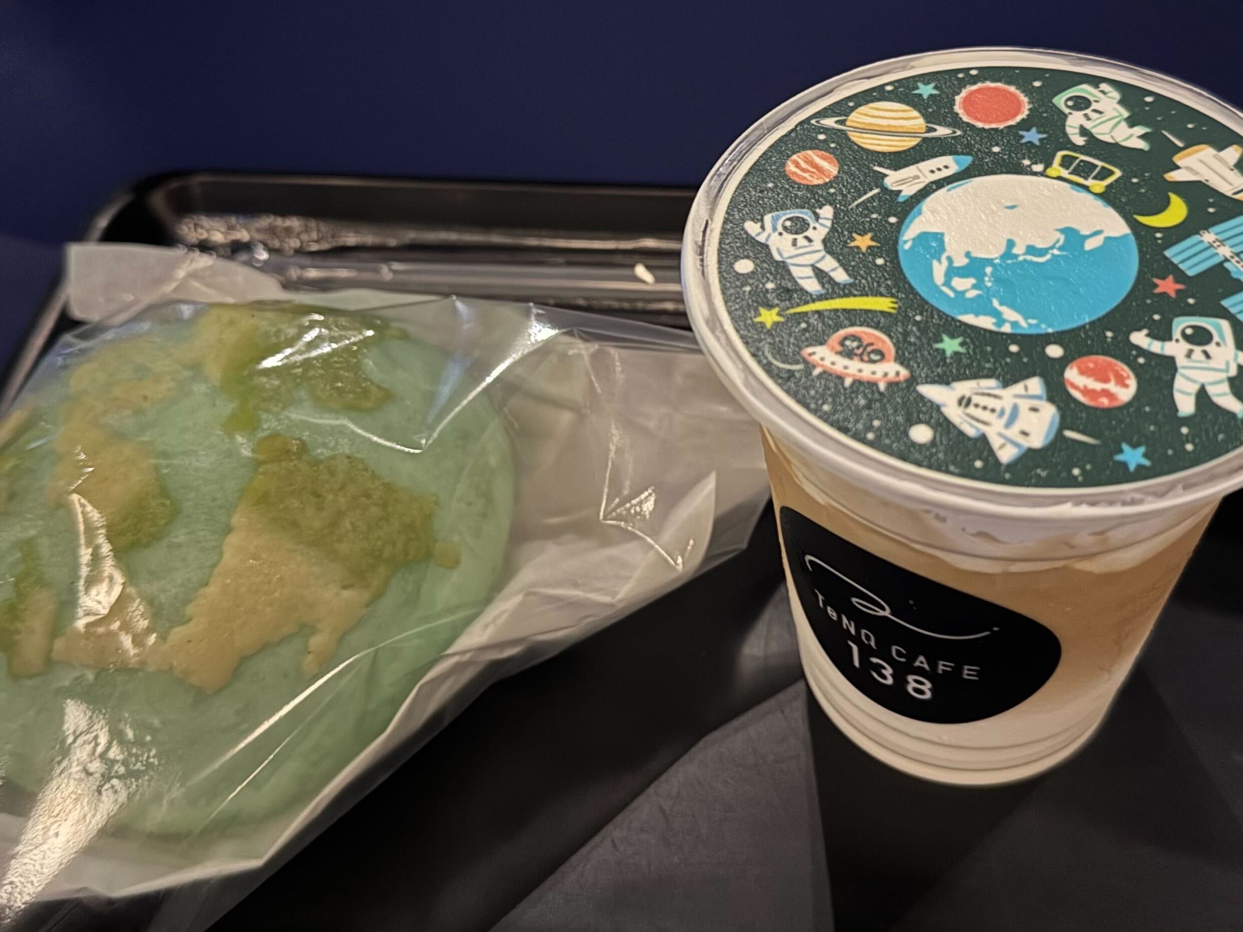 施設内カフェの地球メロンパンとラテ