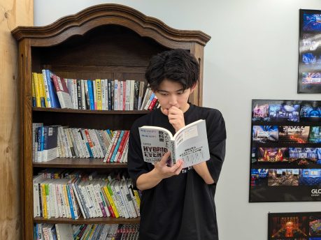 本を読んでいる中原翔太