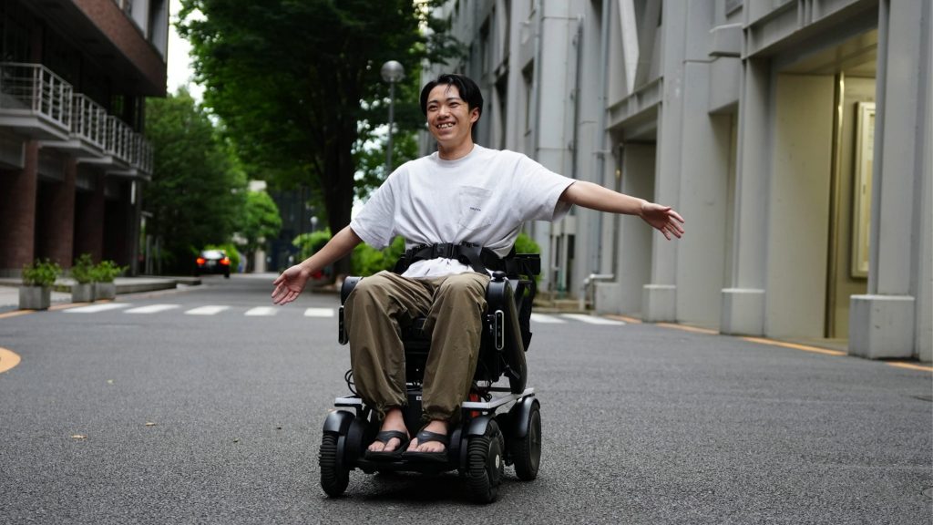 ハンズフリー車いす「Feeling」