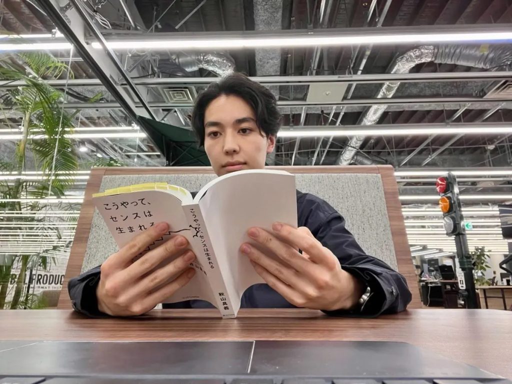 本を読む柳瀬