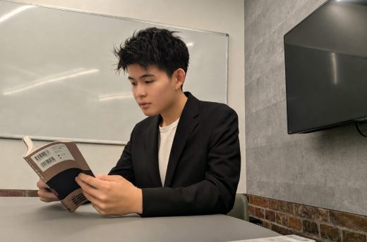 中原が本を読んでいる
