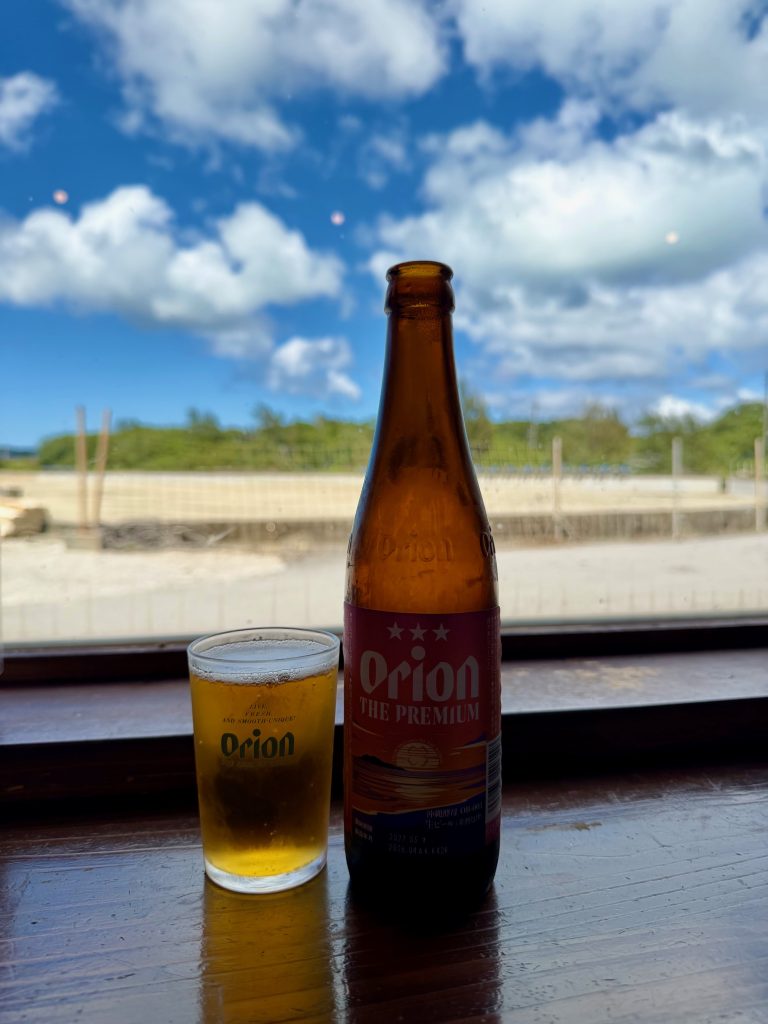 オリオンビールと外の景色