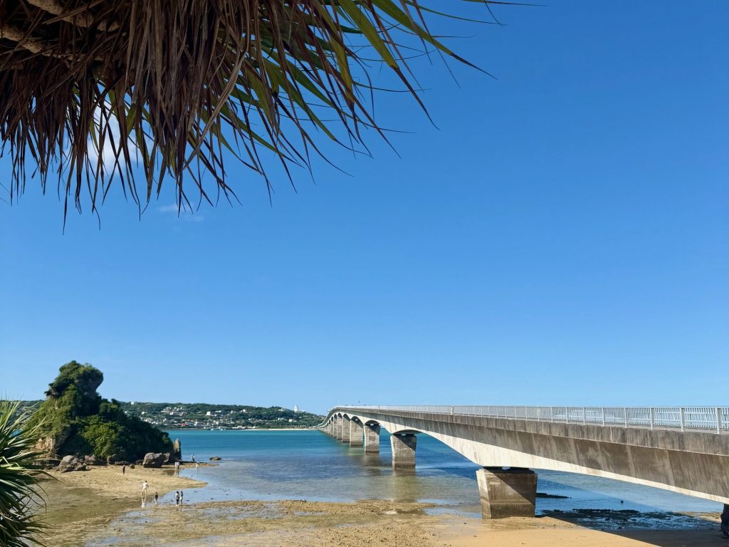 近くで見る海と古宇利大橋