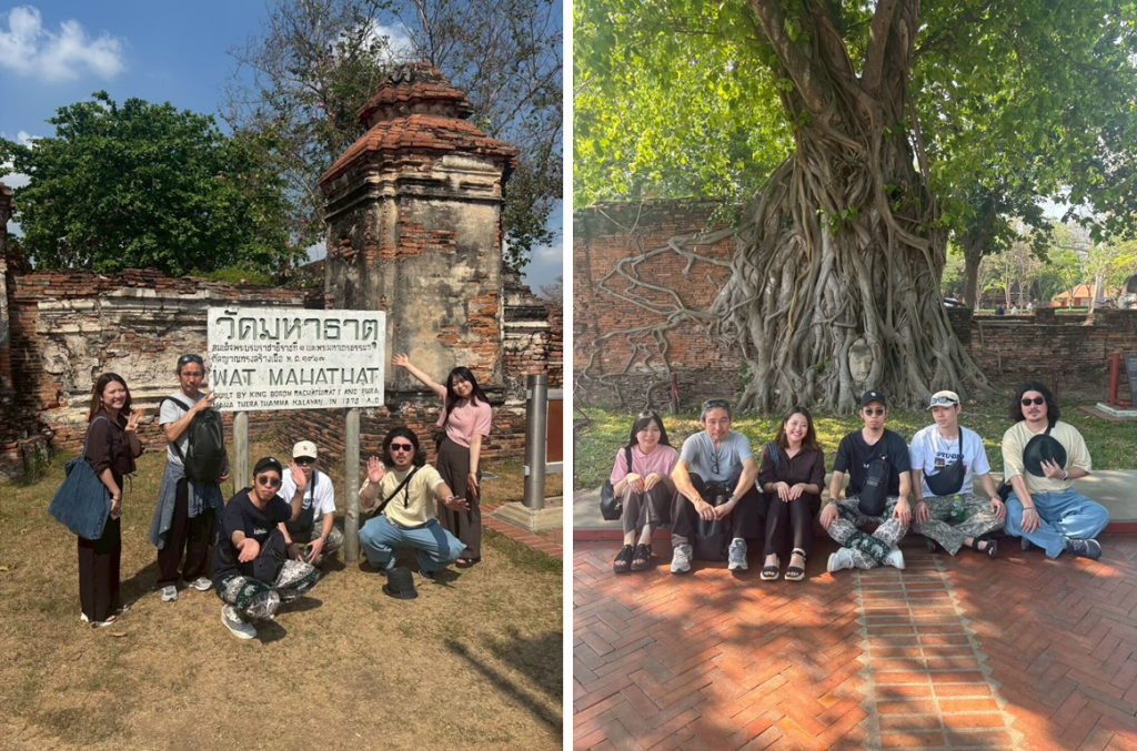 歴史的な寺院遺跡の入口サイン前でポーズを取るグループと、巨大な木の根に包まれた仏頭の前で並んで座る観光客の集合写真。