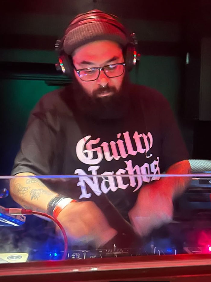 DJプレイしている様子
