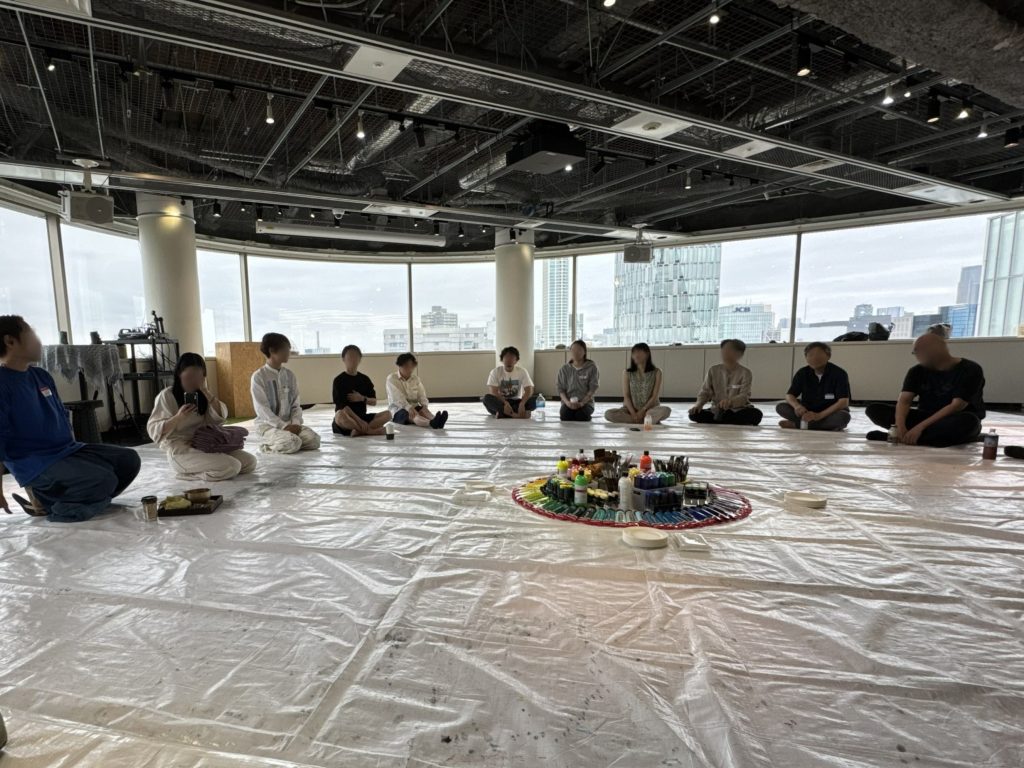 アート研修の会場TOWNHALLでみんなが並んで座っている様子