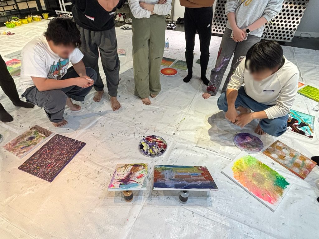 鈴木の作品を鑑賞し、タイトルをつける一般参加者の方々。