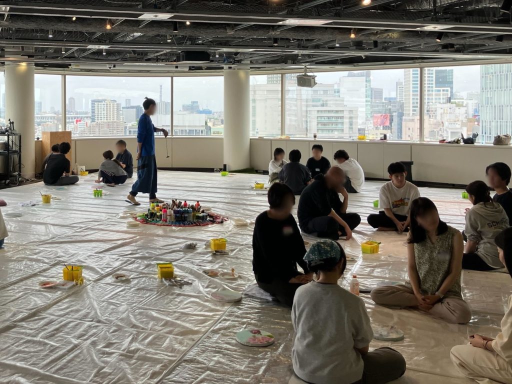 「自由に描いてみる」ワークで描いた作品を見せ合い、描いた人の性格や人生を占ってみるというワークの最中。