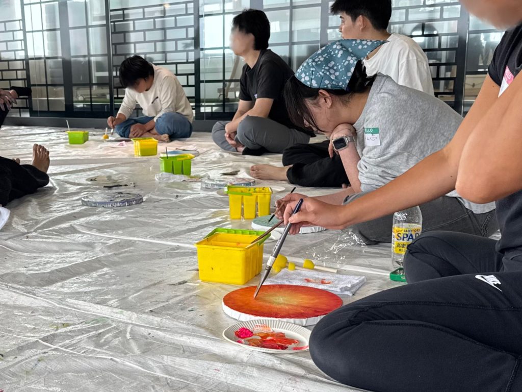 「自由に描いてみる」ワークの写真。
真剣に向き合うキム。