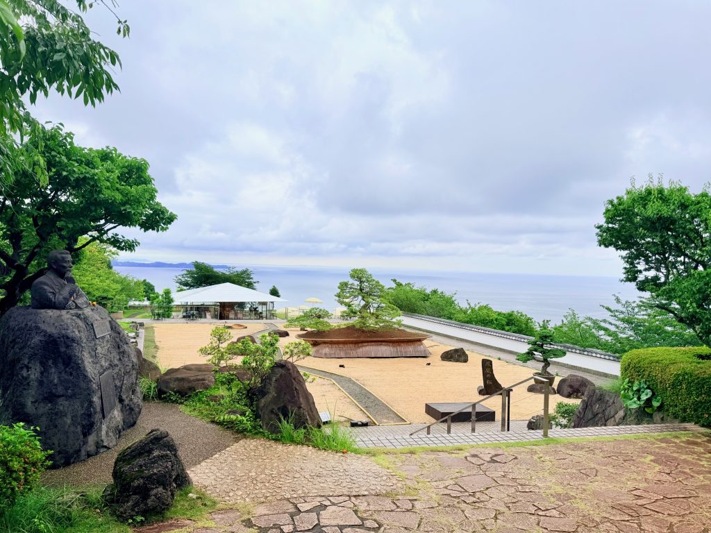 日本庭園越しのコエダハウスと海