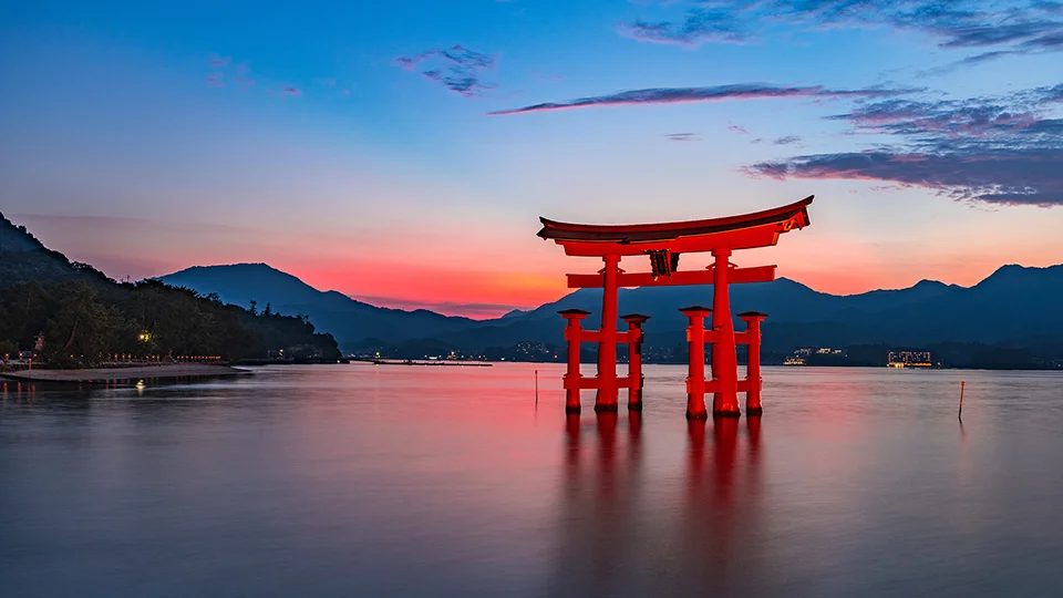 厳島神社の鳥居と海と空の絶景