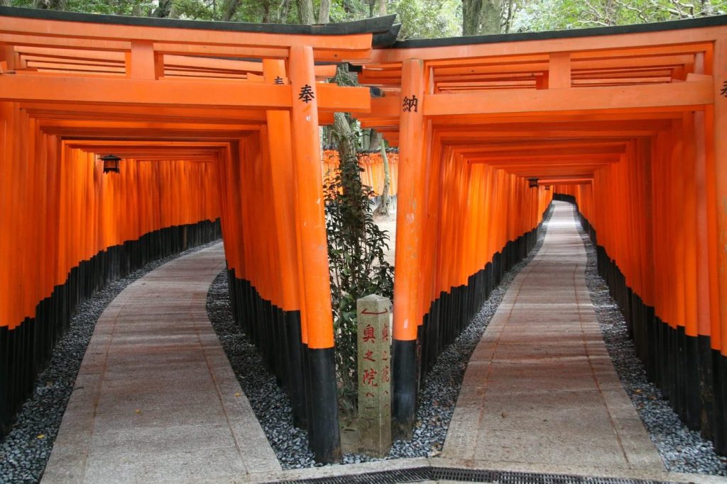 伏見稲荷の連なる鳥居