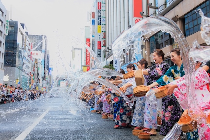 「ゆかたで銀ぶら」の様子