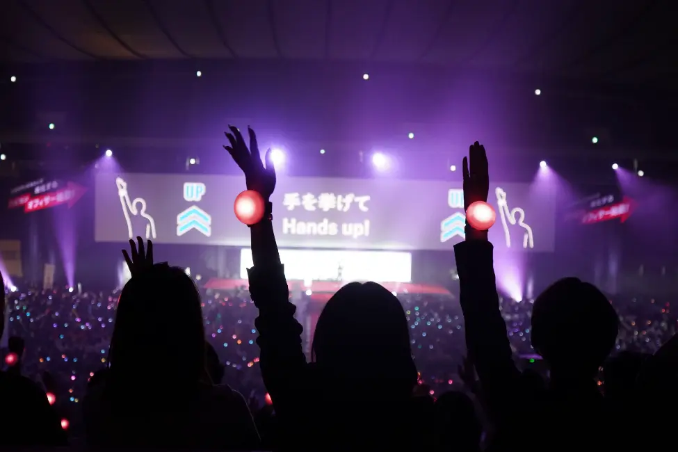 イベントにて、腕にライトをつけてコンテンツを楽しむお客さん
