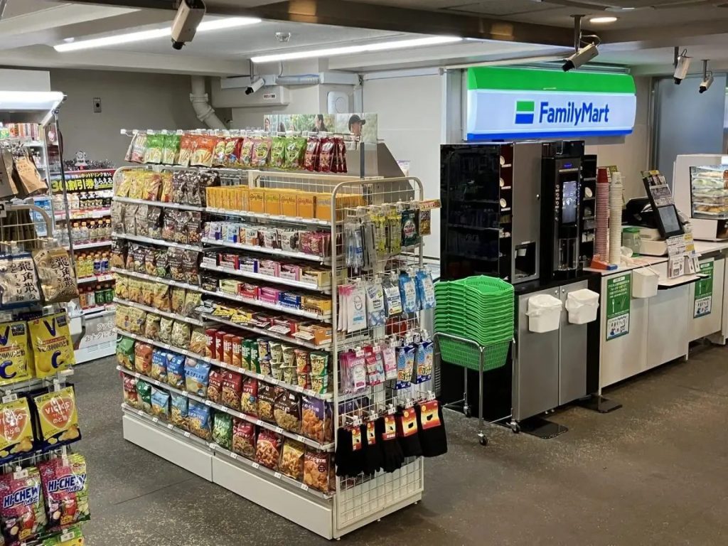 ファミリーマートの店内