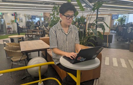 中原がパソコン作業している
