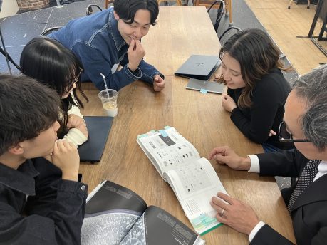 審美眼ディスカッションに参加するメンバー