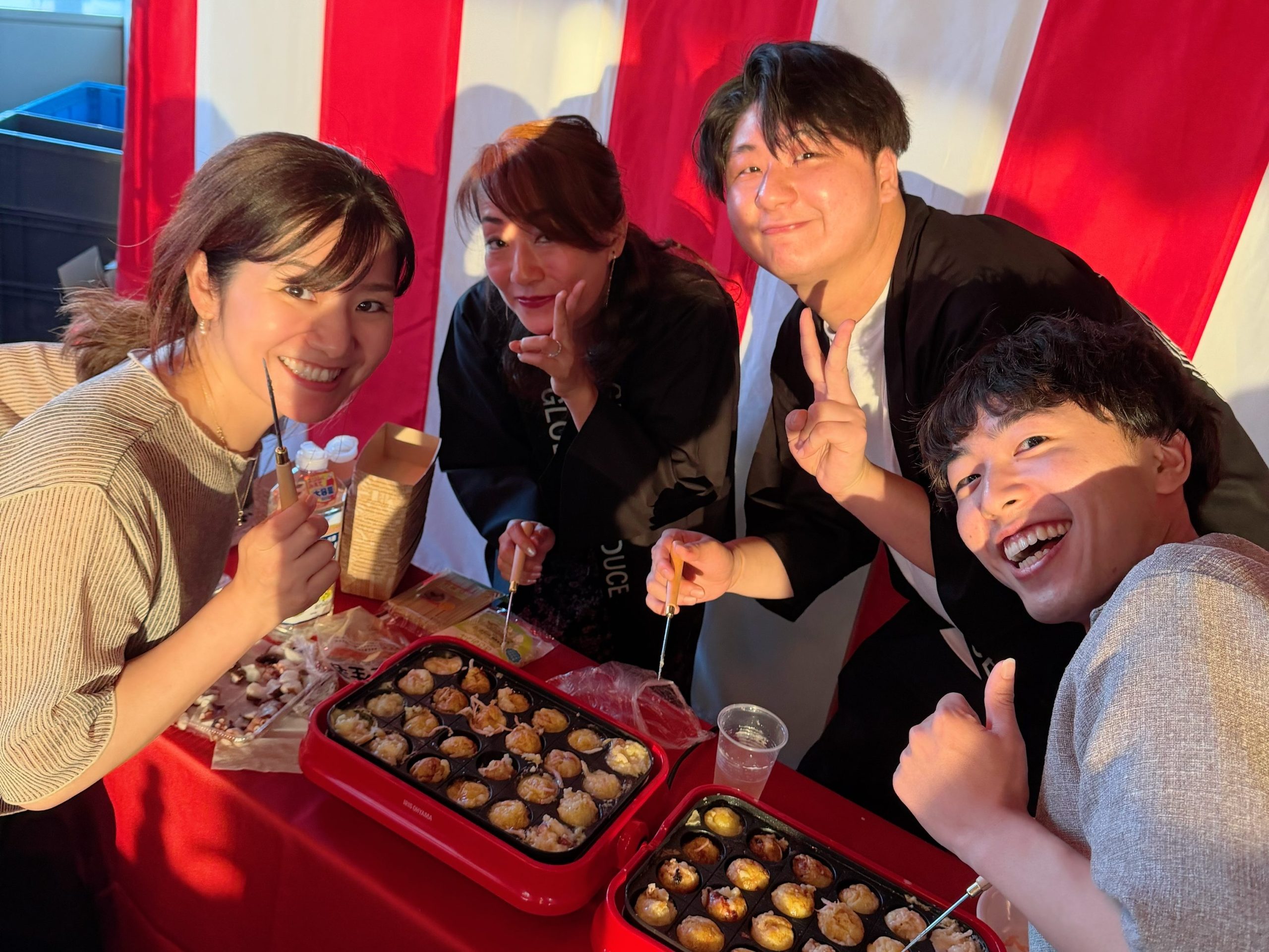 たこ焼きを焼くメンバーたち