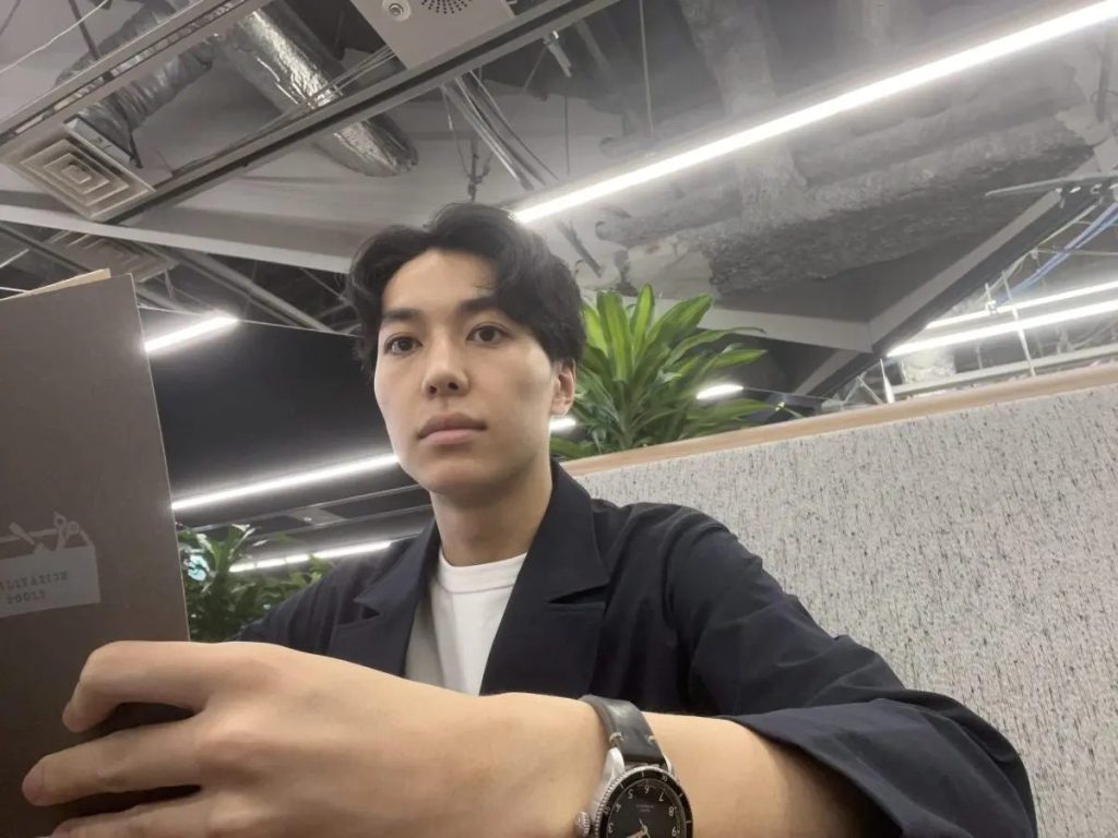 本を読む柳瀬