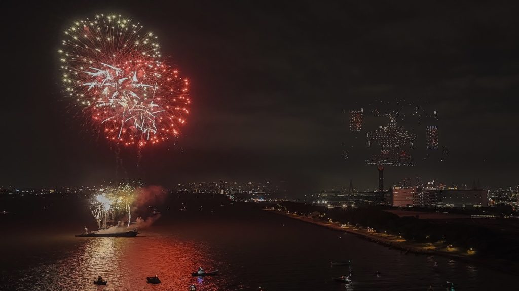 「OSAKA BAY SKYLUMINA FIREWORKS & DRONES」の様子