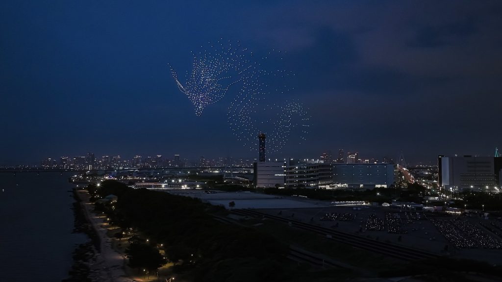 「OSAKA BAY SKYLUMINA FIREWORKS & DRONES」の様子