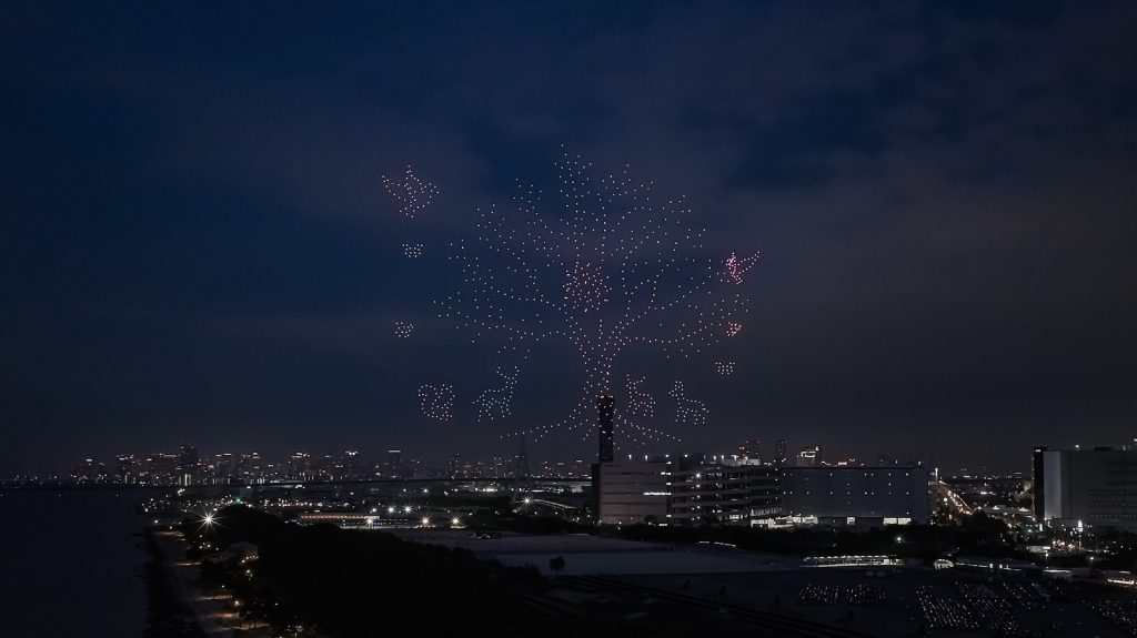 「OSAKA BAY SKYLUMINA FIREWORKS & DRONES」の様子