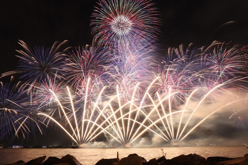 「OSAKA BAY SKYLUMINA FIREWORKS & DRONES」の様子