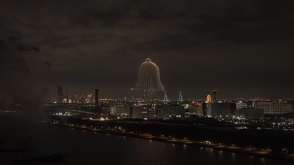 「OSAKA BAY SKYLUMINA FIREWORKS & DRONES」の様子