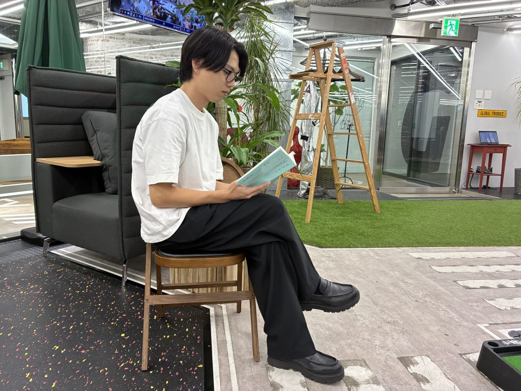 本を読む笠井