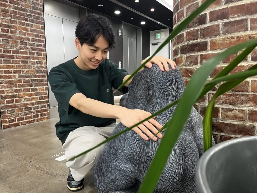 会社にいるゴリラオブジェと触れ合う柳瀬
