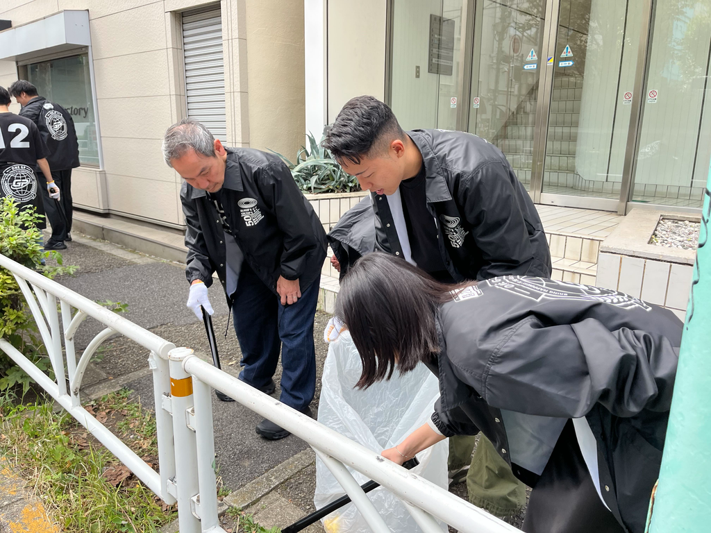 ゴミ拾いをする川本さん、西門。それを収集する重田さん。